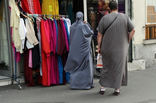 femme-partiellement-voilee-homme-devant-magasin-hijabs-2011-Paris_0_728_480-600x396.jpg