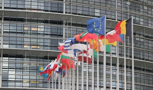 800px-drapeau-du-parlement-europeen-de-strasbourg-800x475.jpg