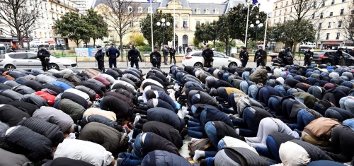 musulmans-prient-devant-lHotel-ville-Clichy-24-2017protester-contre-fermeture-salle-servait-jusqualors-mosquee_0_1399_931-1399x660.jpg
