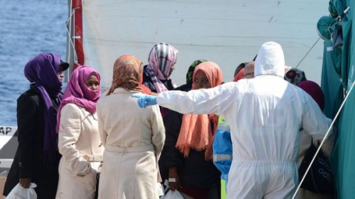 la-croix-rouge-italienne-aide-des-migrants-a-leur-arrivee-a-messine-en-sicile-le-15-avril-2015_5322331-600x338.jpg