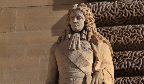 1136_statue_de_louis_de_rouvroy_de_saint-simon_dans_la_cour_napoleon_du_musee_du_louvre.jpg